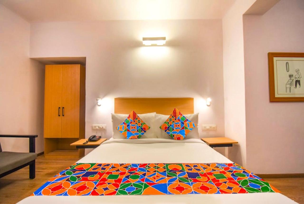 Fabexpress Heera Holiday Inn Calcutta Buitenkant foto